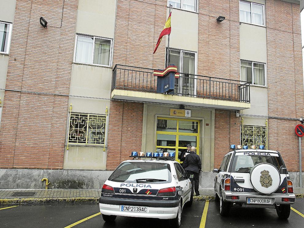 Varios coches patrulla, aparcados frente a la comisaría de la Policía Nacional en Jaca.