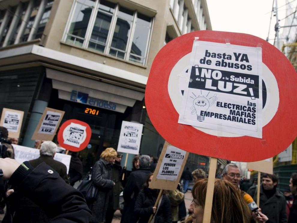 Varias decenas de personas se han concentradoante la sede de Endesa, en Zaragoza