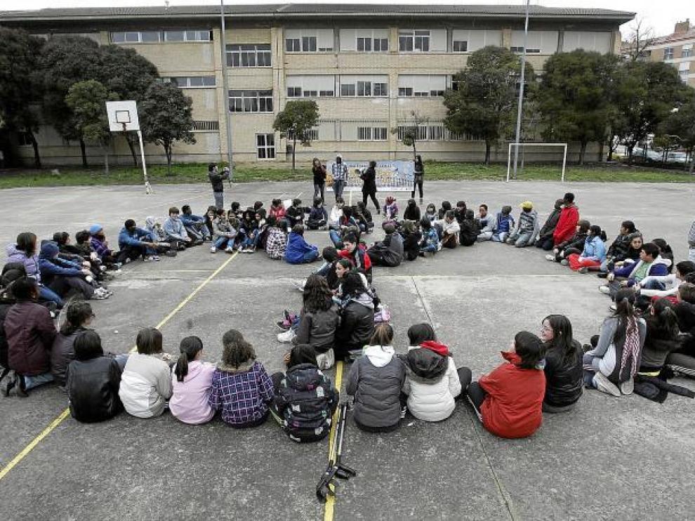 Los estudiantes del IES Lucas Mallada de Huesca formaron el símbolo de la paz en el recreo.