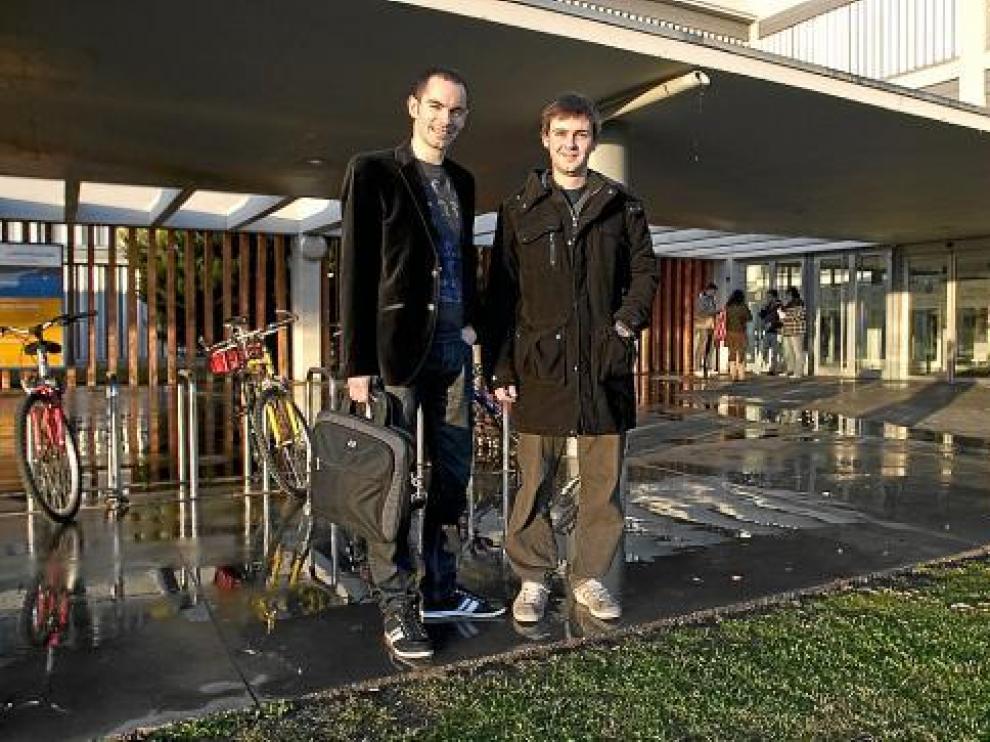 Jorge y Santiago, ayer en el campus Río Ebro casi recién aterrizados desde Alemania.