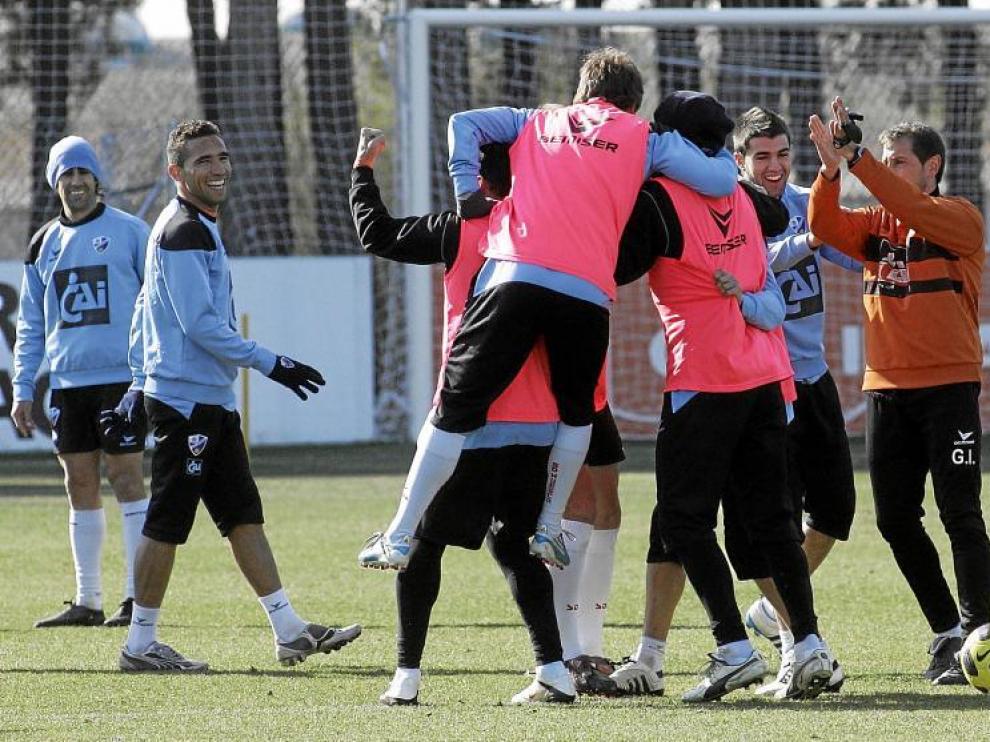 Varias futbolistas del Huesca expresan su alegría durante un momento distendido de un entrenamiento.