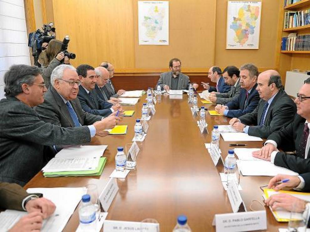 La comisión mixta de transferencias, reunida ayer en la sede de la DGA, en el Pignatelli.
