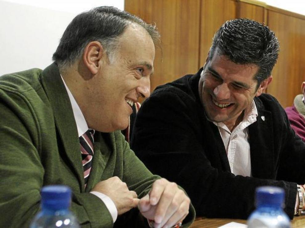 Javier Tebas, a la izquierda de la imagen, durante la última junta general de accionistas del club azulgrana.
