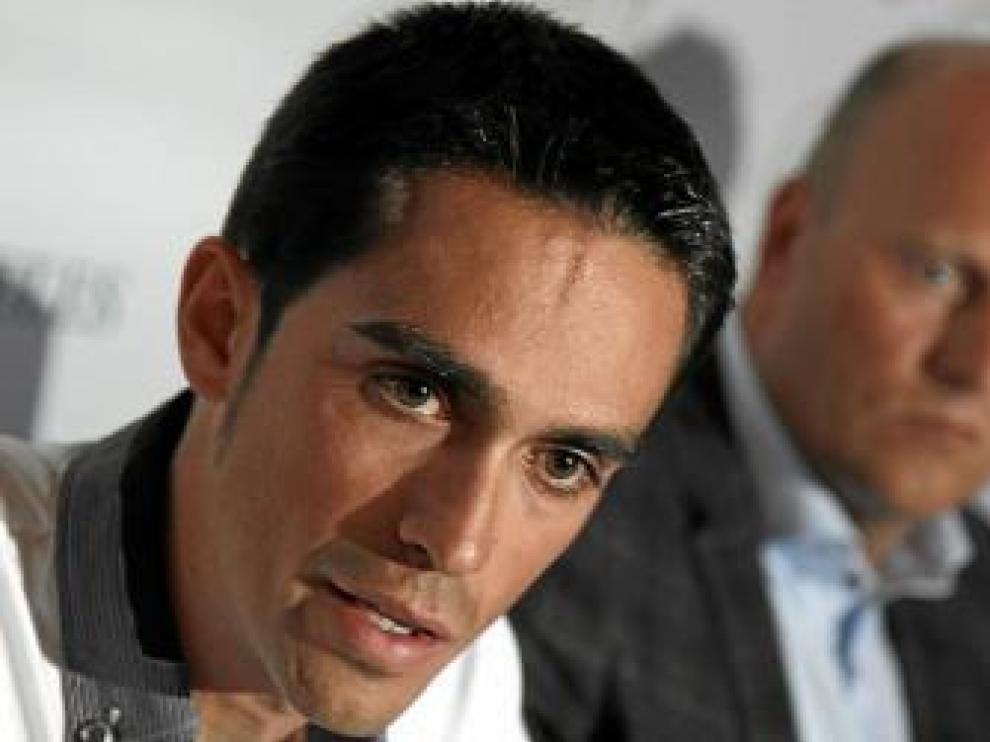 En primer plano, Contador. Detrás, Bjarne Riis.