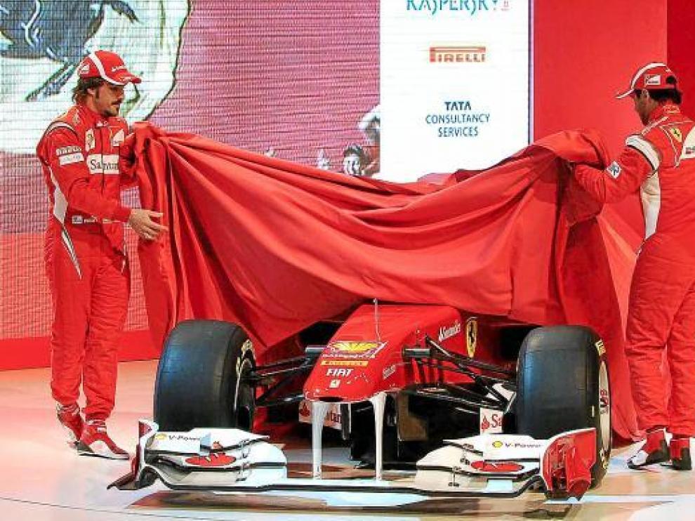 Alonso y Massa desnudan la belleza del nuevo Ferrari.