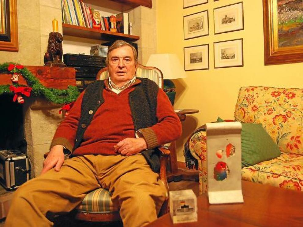 El ex embajador de España en Alemania, en su casa en Adahuesca con trozos del muro de Berlín.