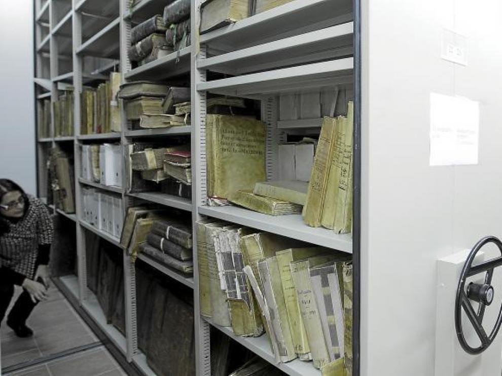 Victoria Mariona y Juan Ramón Royo, junto a los armarios compactos en los que se guarda la documentación del Archivo Diocesano.