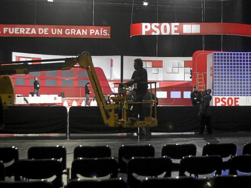 Varios operarios ultimaban ayer los preparativos en el escenario de la Sala Multiusos para la inauguración oficial.
