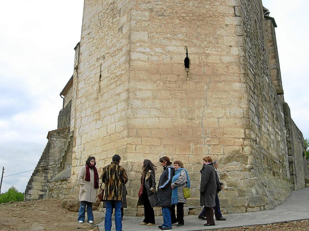 Un grupo de vecinas de Salas Altas, en el exterior de la ermita de la Candelera