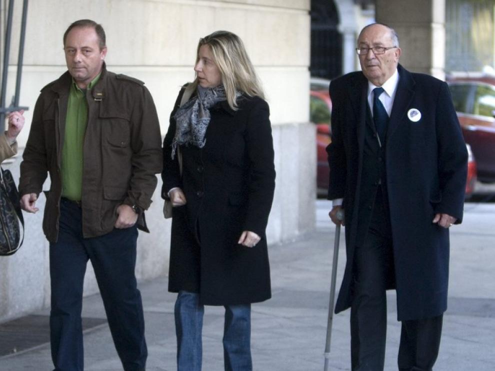 Los padres y el abuelo de Marta del Castillo en una imagen de archivo