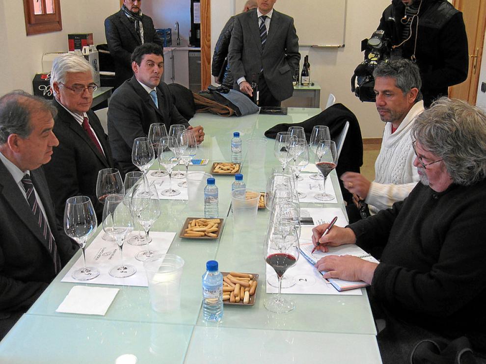 Jay Miller, catando vinos del Campo de Borja ante la atenta mirada de las autoridades