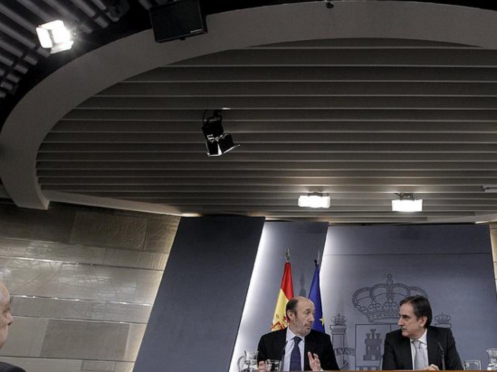El vicrepresidente del Gobierno Alfredo Pérez Rubalcaba y el titular de Trabajo e Inmigración Valeriano Gómez