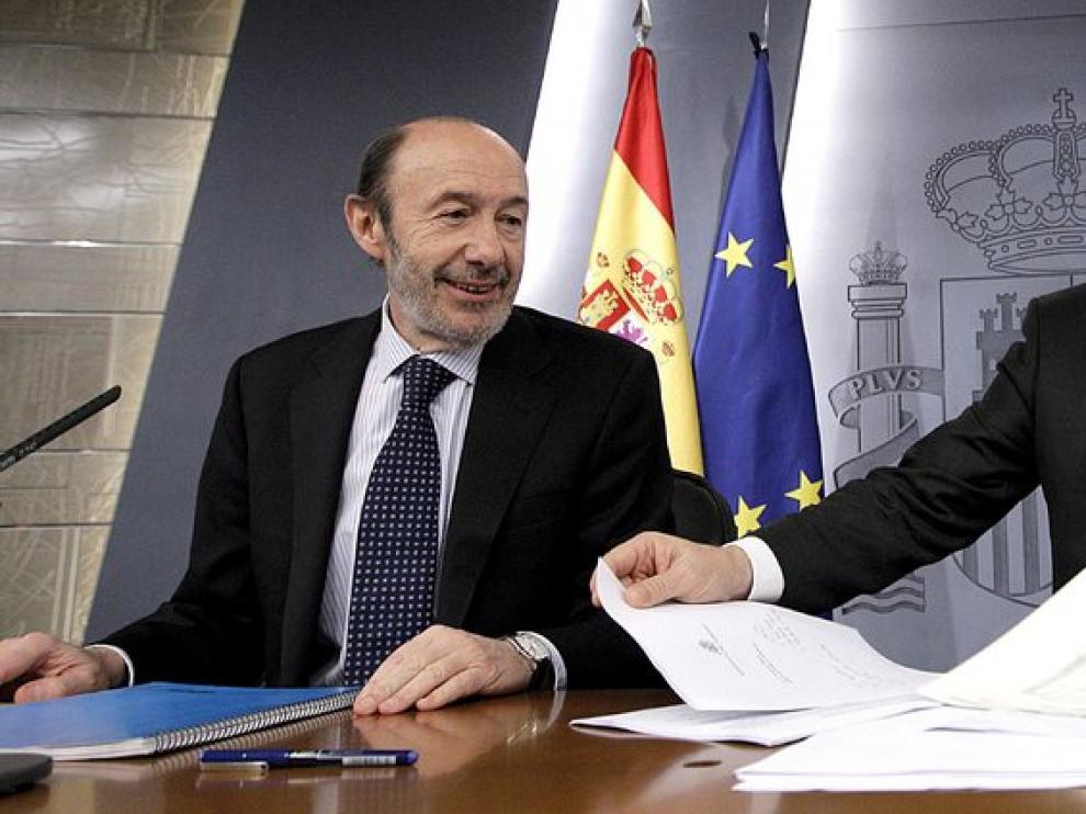 El ministro de Trabajo, Valeriano Gómez junto a Alfredo Pérez Rubalcaba