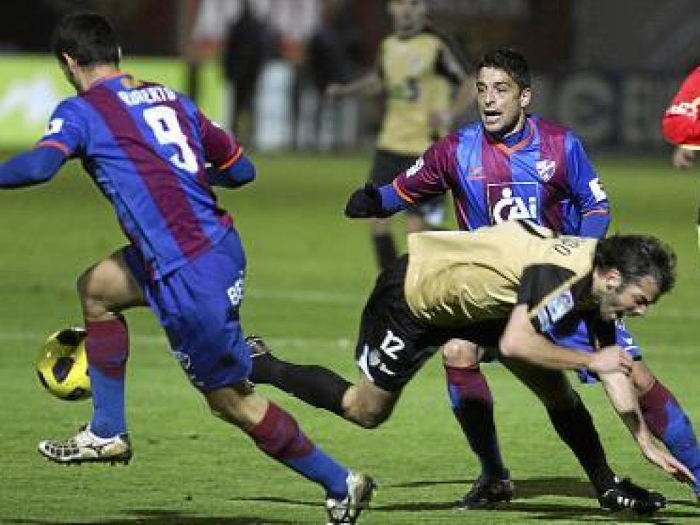Roberto controla el balón ante la atenta mirada de Tariq.