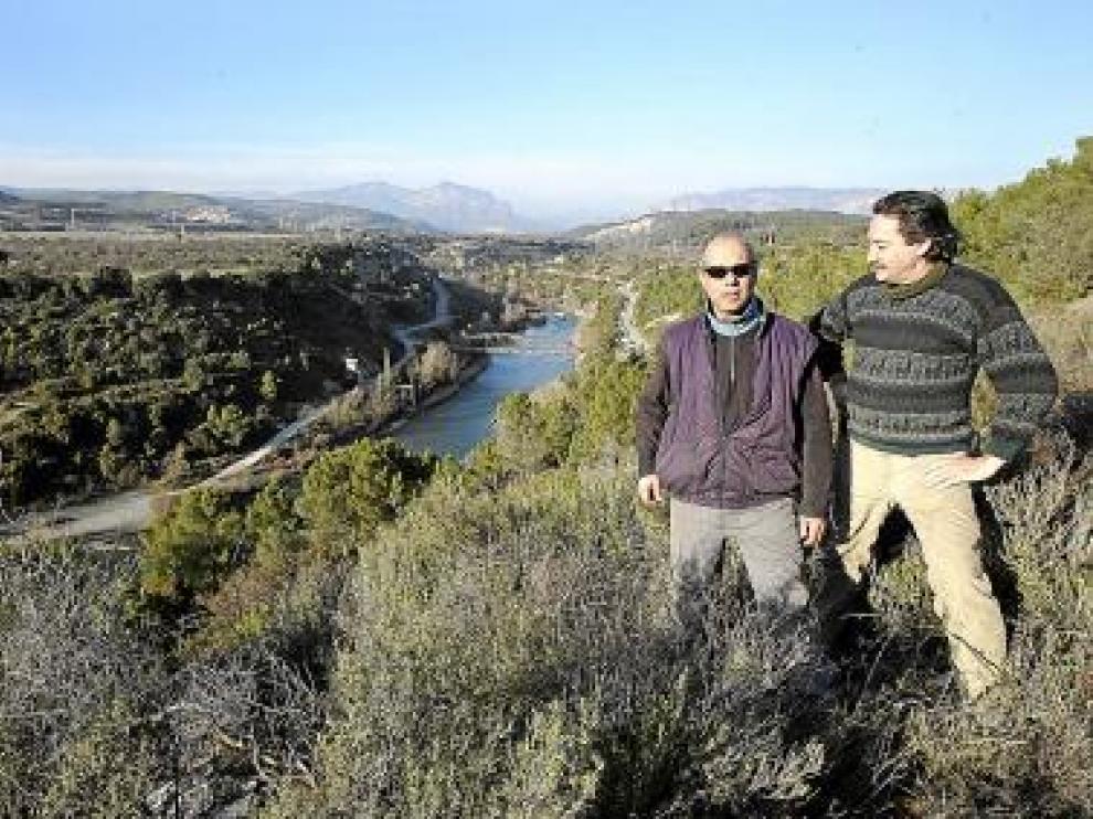 Antonio Estachod y Fermín Ortas, de Biscarrués, en el sitio de la presa.
