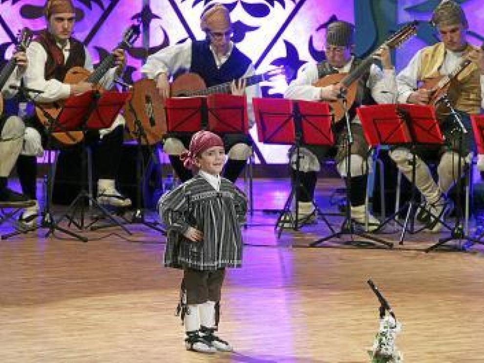 Uno de los niños participantes en la modalidad de canto.