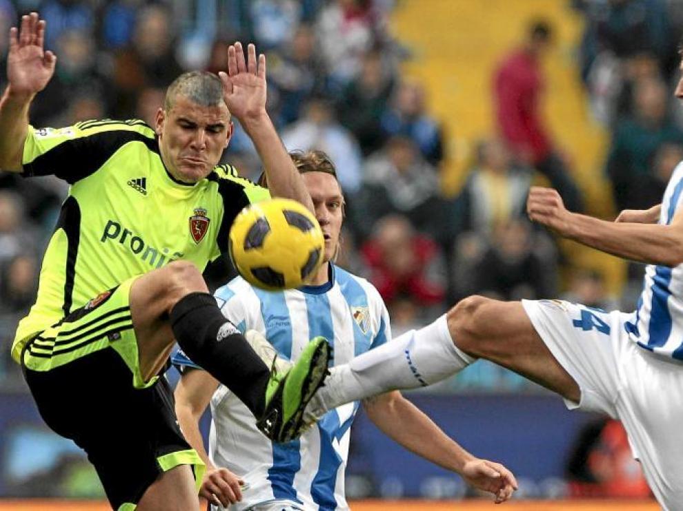 Braulio porfía con el zaragozano del Málaga Ignacio Camacho, en el duelo de ayer en La Rosaleda.