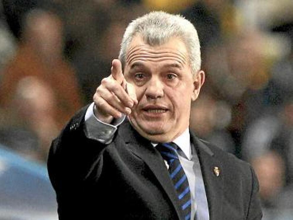 Javier Aguirre da indicaciones en La Rosaleda.