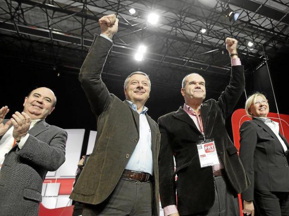 De izquierda a derecha, Gaspar Zarrías, José Blanco, Manuel Chaves y Eva Almunia, ayer, en la convención autonómica de Zaragoza.