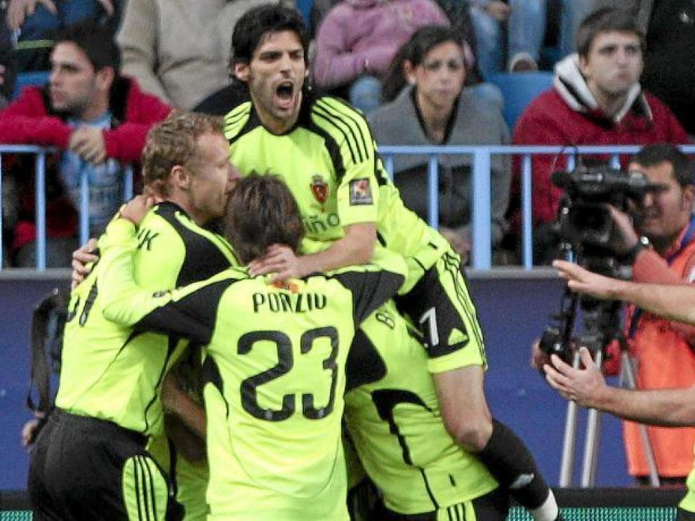 Los jugadores del Real Zaragoza forman una piña para celebrar el primer gol del equipo aragonés, marcado por Bertolo.