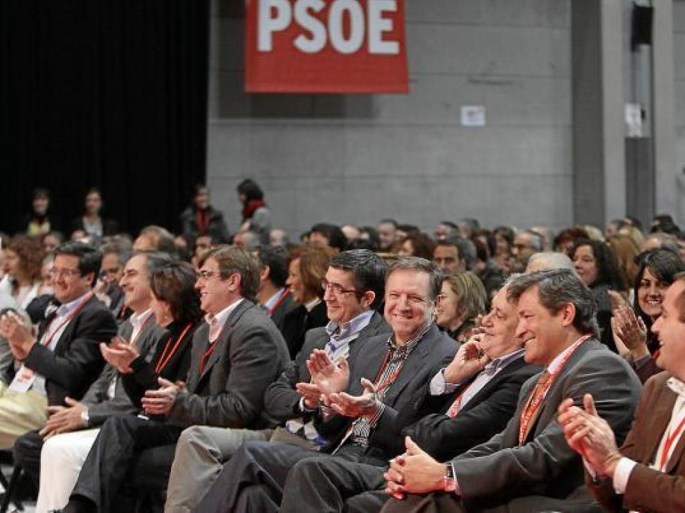 Marcelino Iglesias, cuarto por la derecha, ayer, junto a otros presidentes autonómicos.