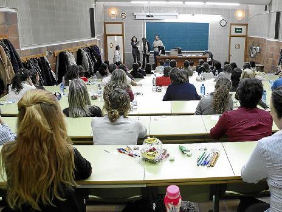 Los futuros sanitarios, ayer antes del examen en la Facultad de Derecho.