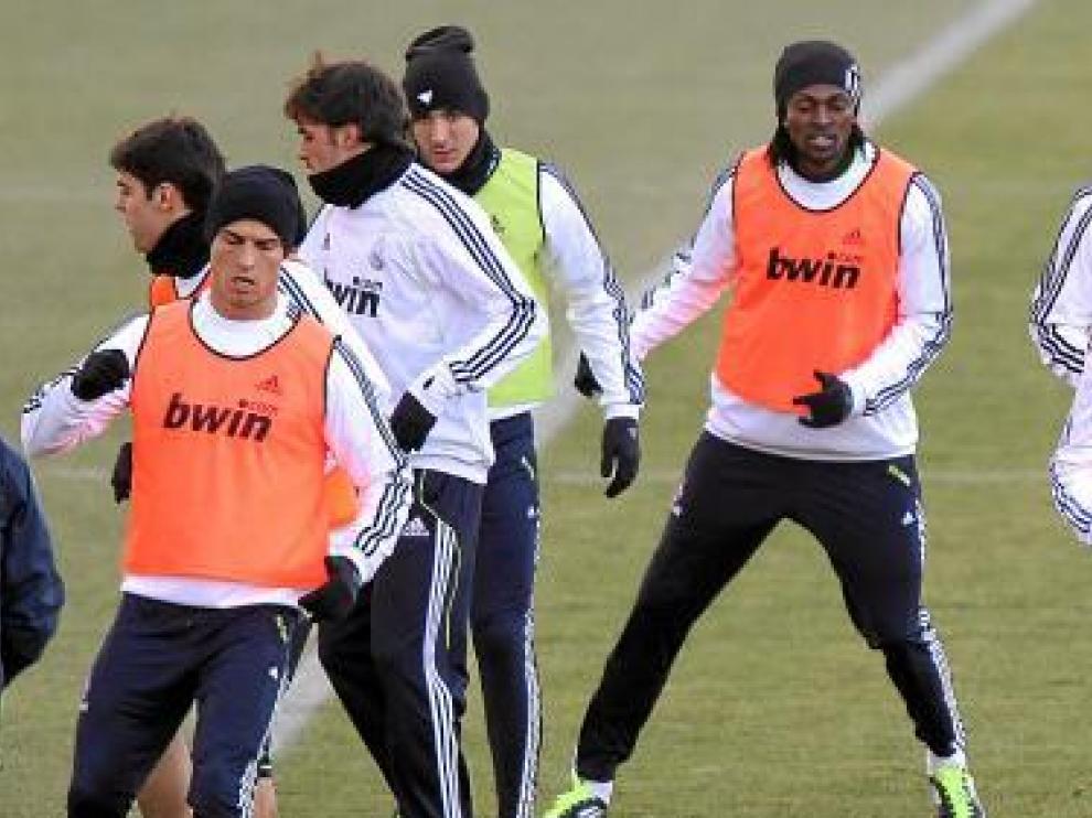 Adebayor, el último del grupo, se ejercitó ayer con el equipo blanco.