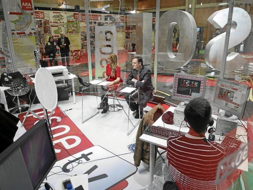 Iglesias, en el plató acristalado y circular de la televisión del PSOE, cuyas luces atienden a la colorterapia.