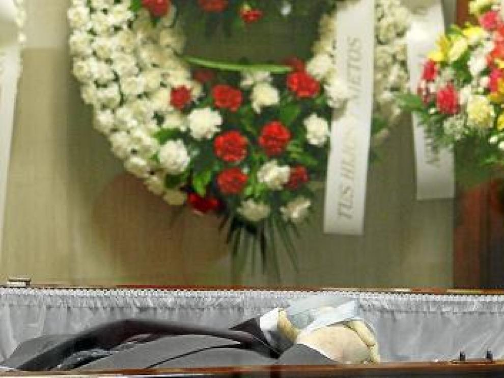 Virgilio Albiac, en su capilla ardiente, con una cinta de la la Virgen del Pilar en las manos.