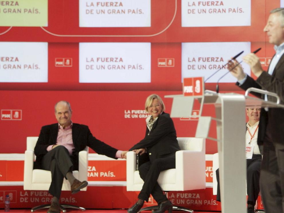 Discurso de José Blamco. Al fondo, Almunia y Chaves