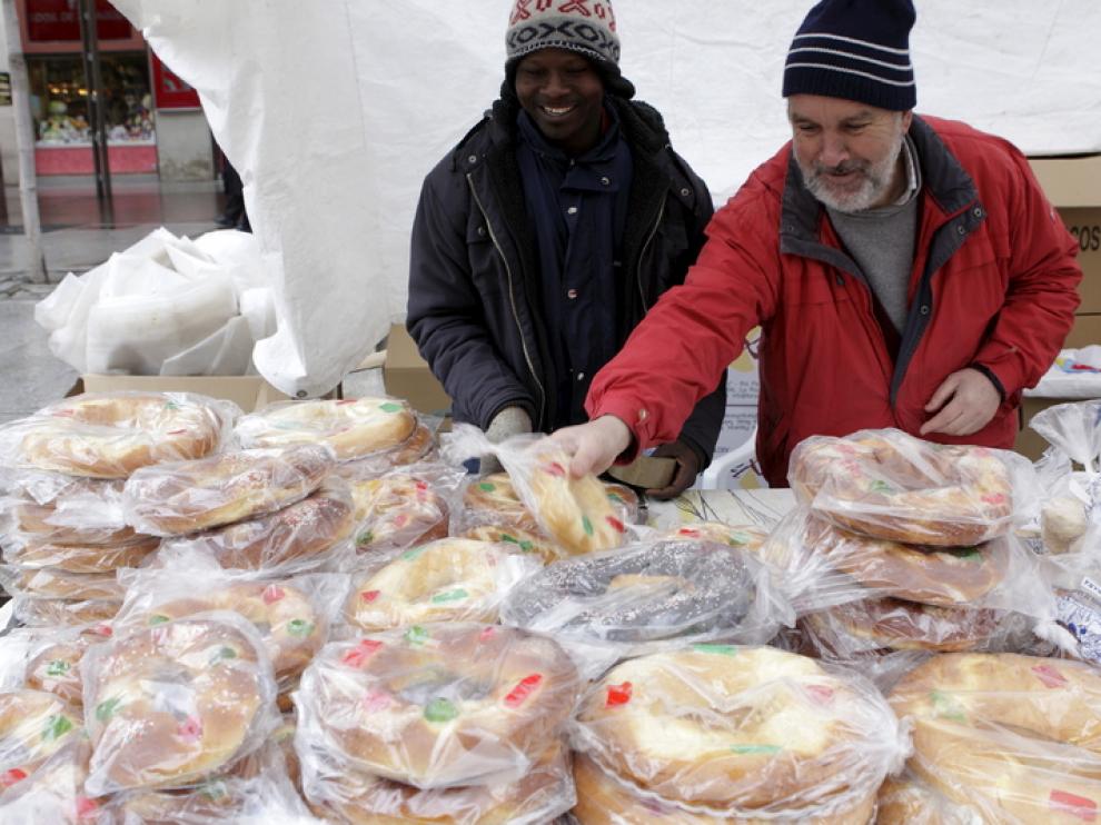 Reparto de roscón en la fiesta