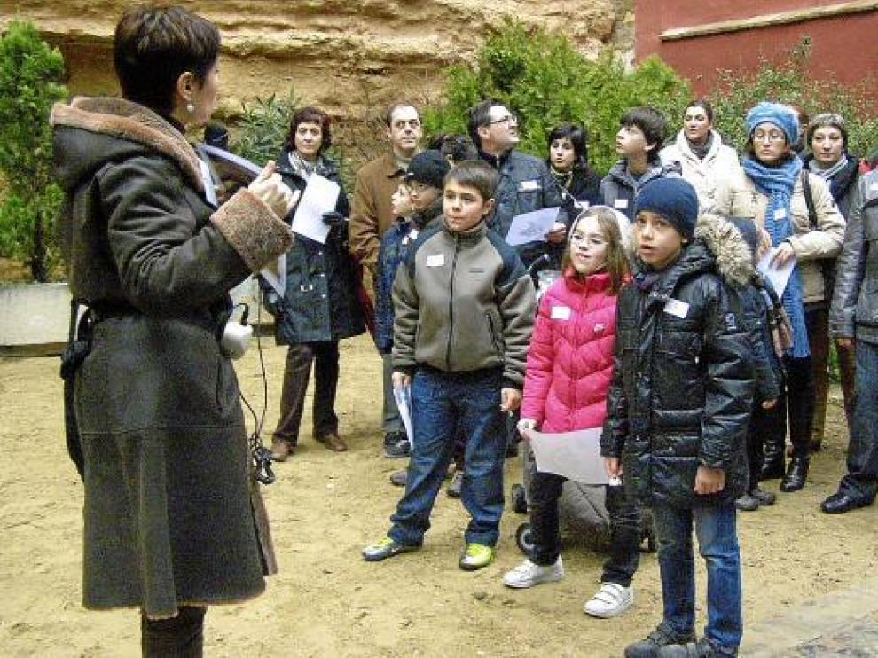 La guía hablaba ayer a los niños y sus familias sobre la judería turiasonense.
