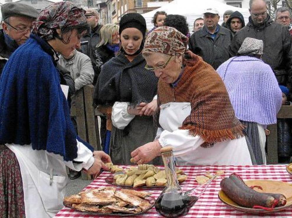 Las mujeres van ataviadas como antaño para enseñar y dar a probar los productos de siempre.