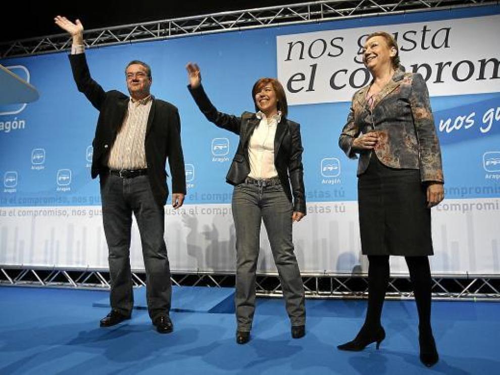 Antonio Torres, Ana Alós y Luisa Fernanda Rudi en el acto de presentación en Huesca.