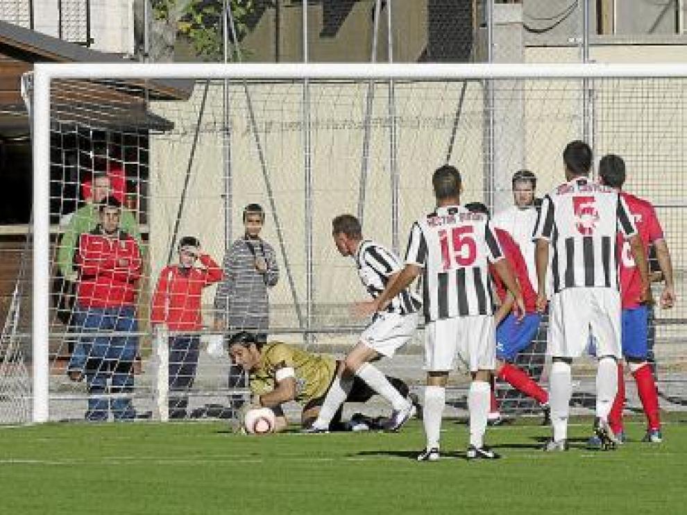 El aragonés Juan Carlos Caballero detiene el balón.