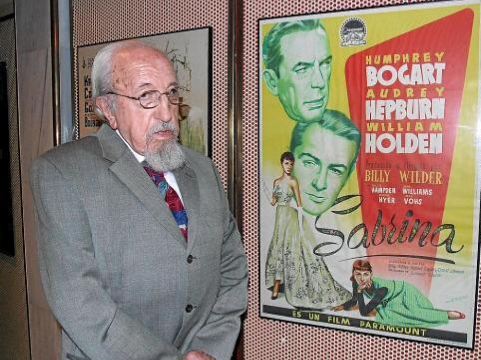 Fernando Albericio, junto al cartel de 'Sabrina' en la exposición celebrada en Tarazona.