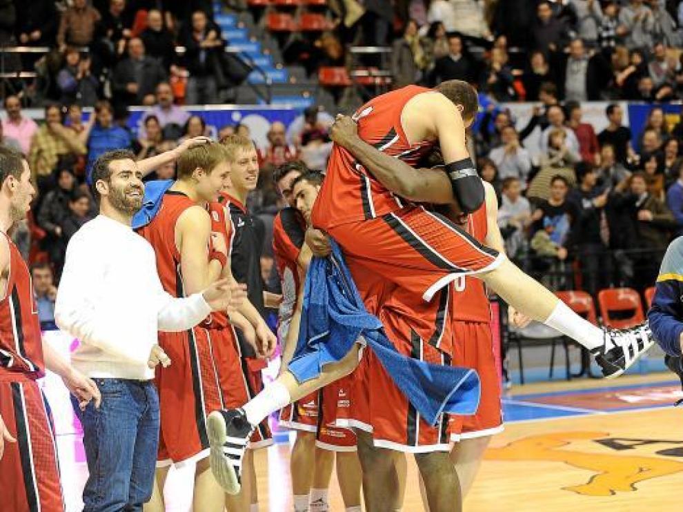 Los jugadores del CAI celebran su último triunfo abrazándose en medio de la pista.
