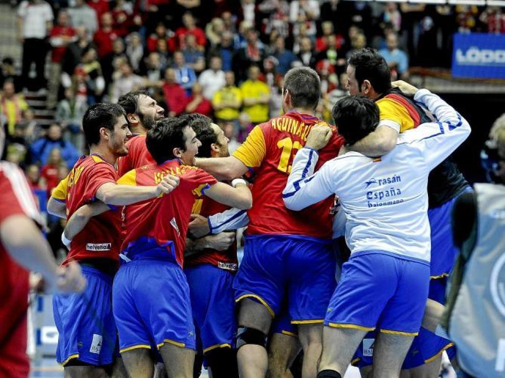 Los jugadores españoles danzan en el suelo de un mudo Malmoe Arena.