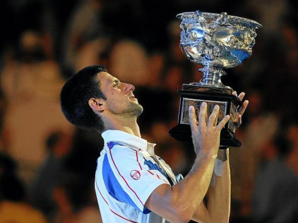 El serbio Novak Djokovic levanta el trofeo del Abierto de Australia, ayer en Melbourne.