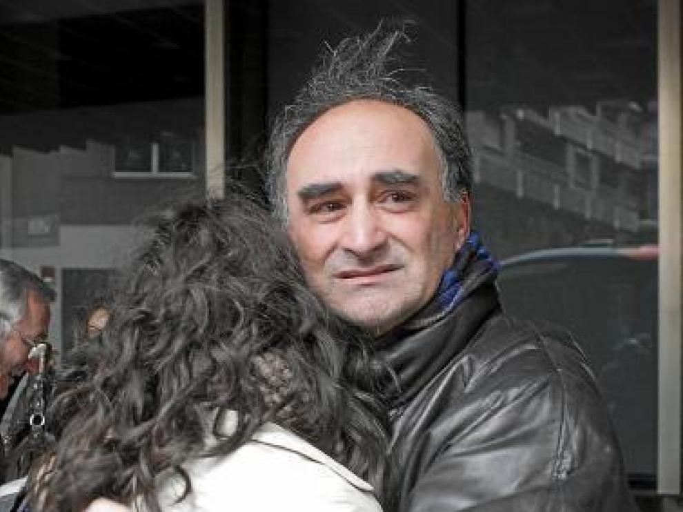 Anselmo Sánchez, emocionado al abrazar a su hija Yolanda.