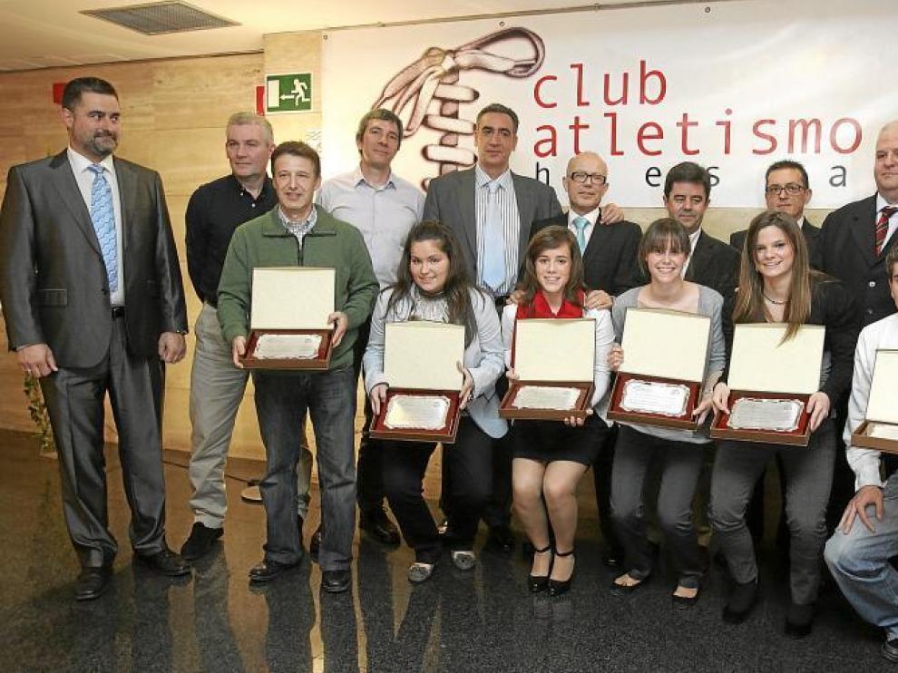 Los chavales premiados en la noche del viernes, con diversas autoridades, posando al término de la cena.