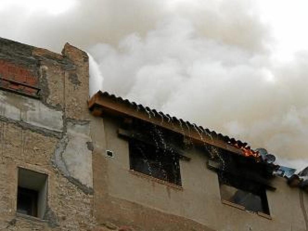El fuego se inició en el ático de la vivienda.