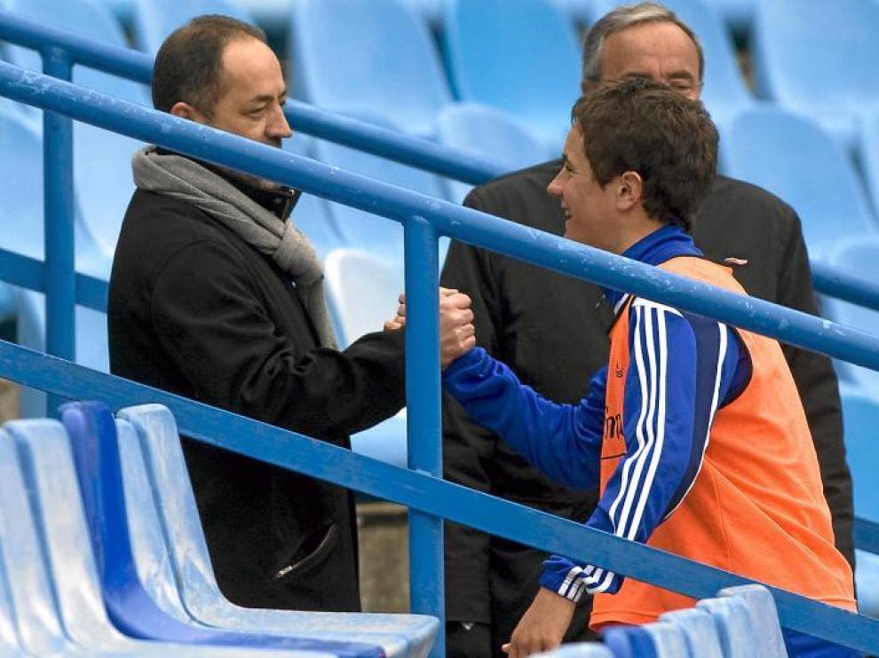 Agapito Iglesias se saluda con Ander Herrera en la rampa de vestuarios de La Romareda.
