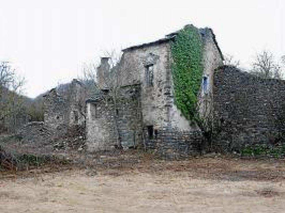 Fachadas traseras de Casa Antonia, Casa Pedro, Casa Viturián y Casa Dolores, en Jánovas. La CHE acaba de limpiar el pueblo y desbrozarlo para eliminar la maleza.