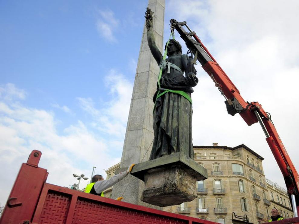 Retirada de la estatua franquista de la Victoria en Barcelona