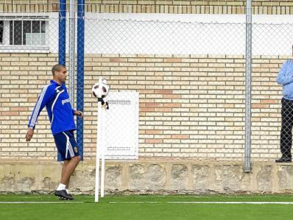 Agapito Iglesias, en un entrenamiento en la Ciudad Deportiva, observa a Diogo, Paredes y Sinama-Pongolle.