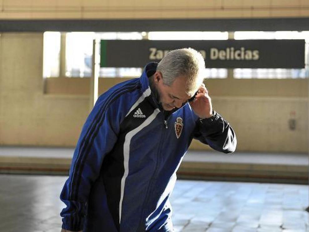 Javier Aguirre conversa por teléfono en la estación Delicias de Zaragoza.