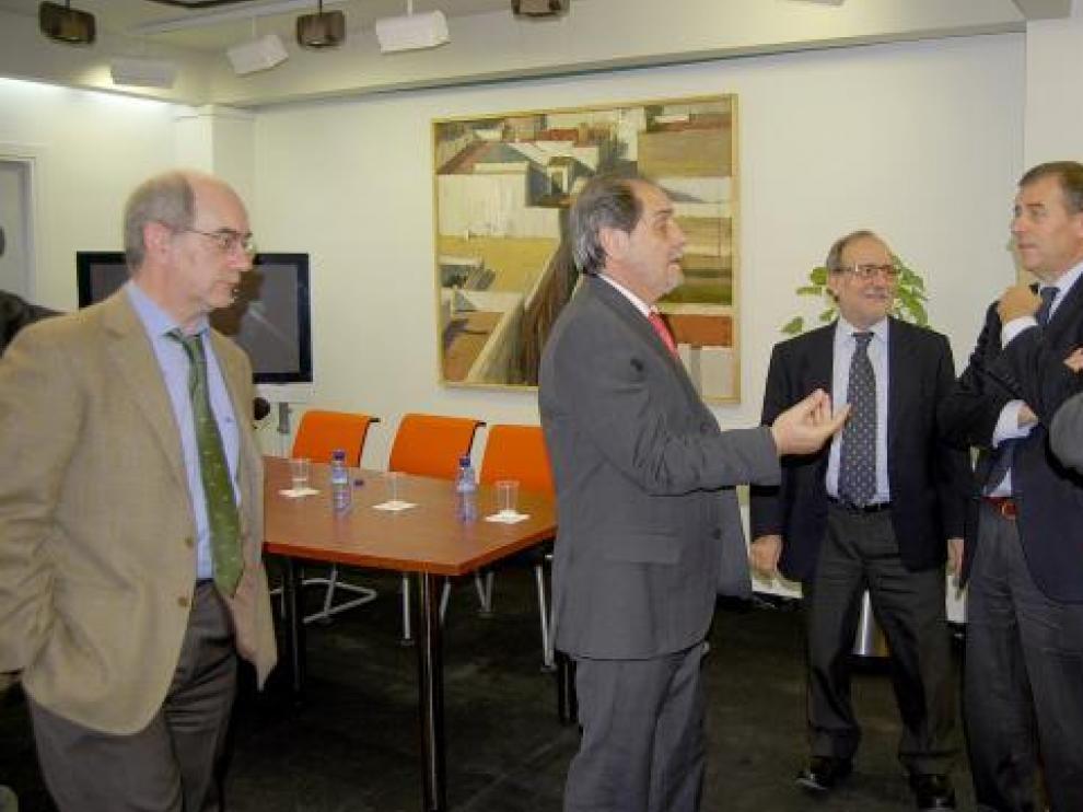El consejero, con responsables de la UNED en la visita de ayer.
