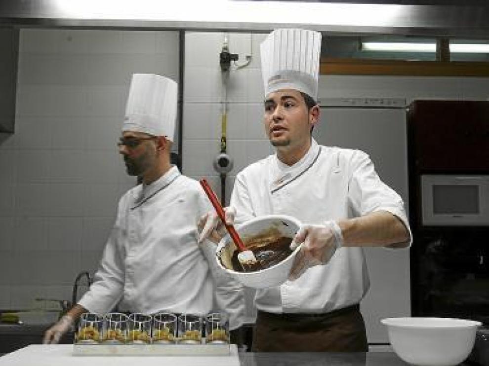 Raúl Bernal muestra un fondo de chocolate durante el taller.