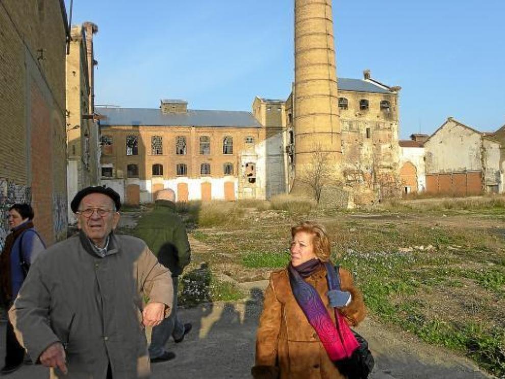Mariano Barbó y Maribel Cornago, durante la visita de ayer a la azucarera de Alagón.